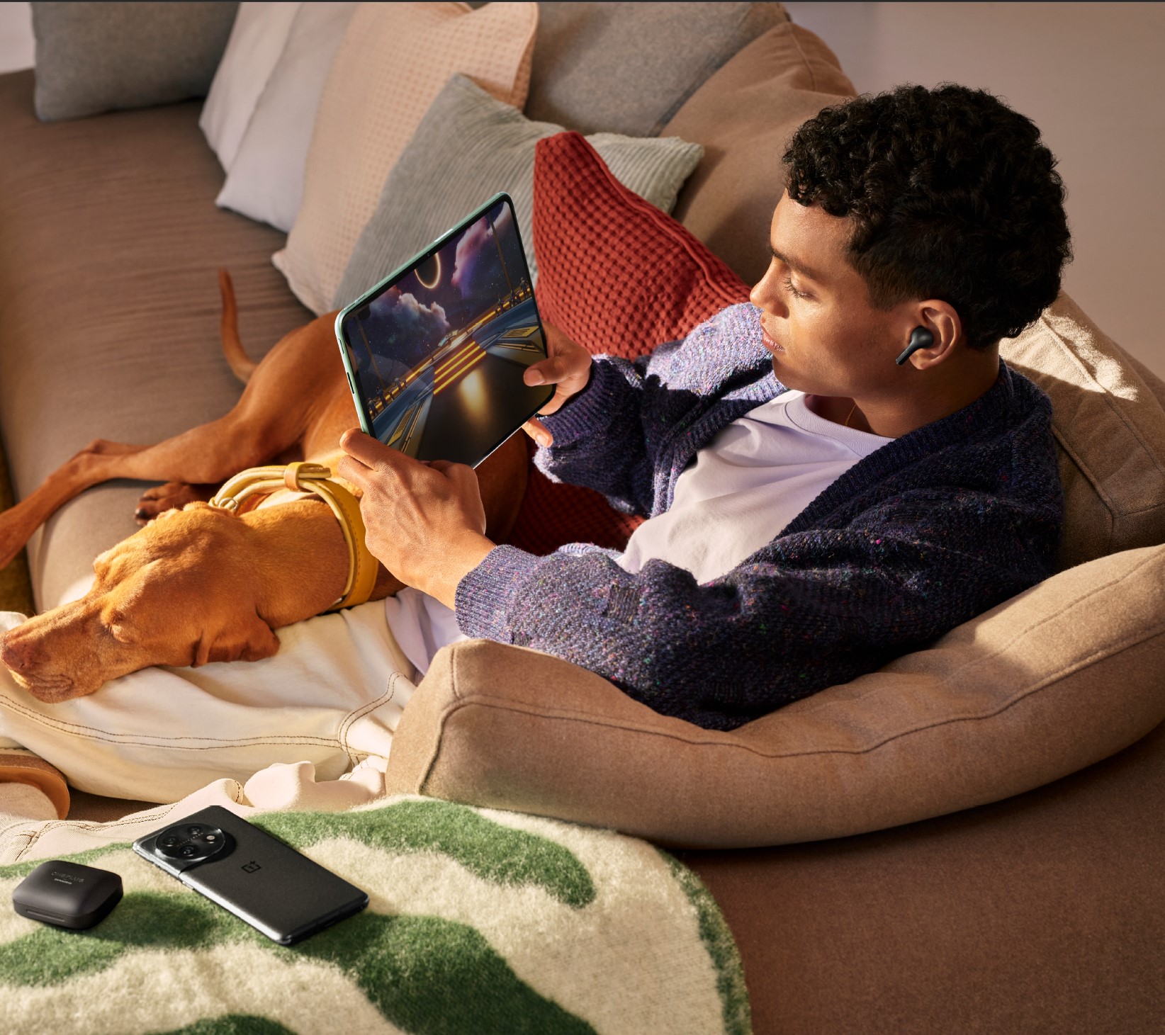 OnePlus Pad sofa.jpg